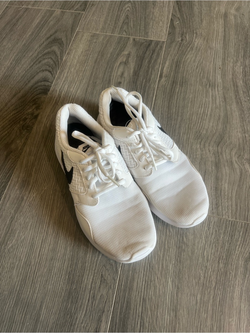 Nike Men’s White Athletic Sneakers with Black Swoosh Accent